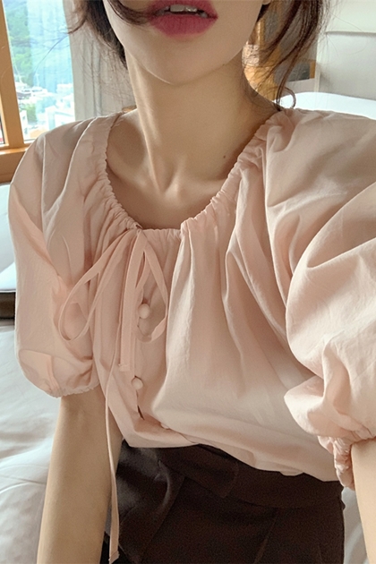 溫柔粉嫩色包釦綁帶襯衫